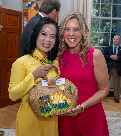 बुने हुए पर्स के साथ फर्स्ट लेडी और एक औरत