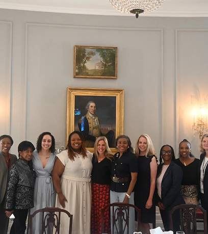 महिला सैन्य नेताओं के साथ प्रथम महिला।