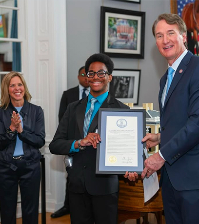 गवर्नर से प्रमाणपत्र प्राप्त करता हुआ एक जवान आदमी