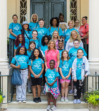 रन क्लब में लड़कियों के साथ प्रथम महिला।