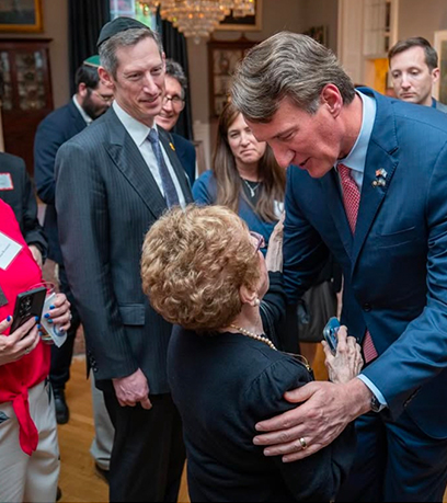 गवर्नर ने महिलाओं से हाथ मिलाया