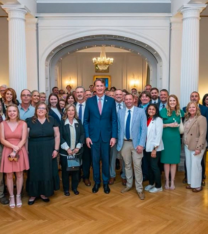 गवर्नर के साथ शिक्षकों का समूह