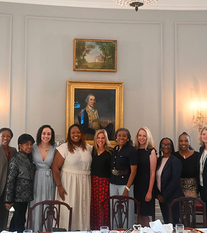 फ़र्स्ट लेडी के साथ महिला मिलिट्री लीडर्स