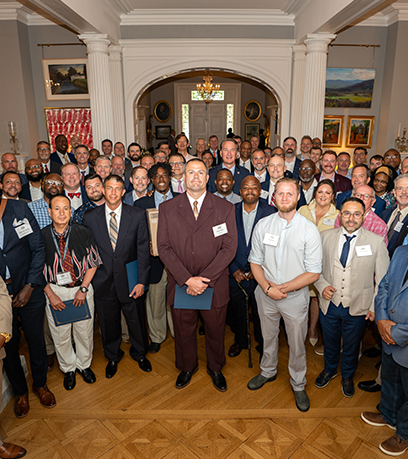 वर्जीनिया भर से आए पिताओं के साथ गवर्नर।