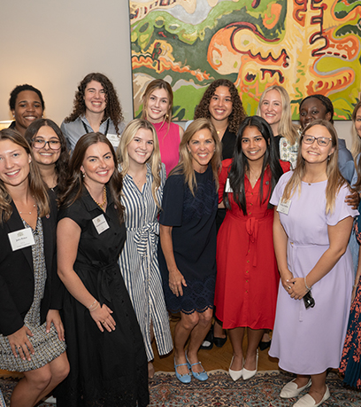 2025 फेलो कार्यक्रम की महिलाओं के साथ प्रथम महिला